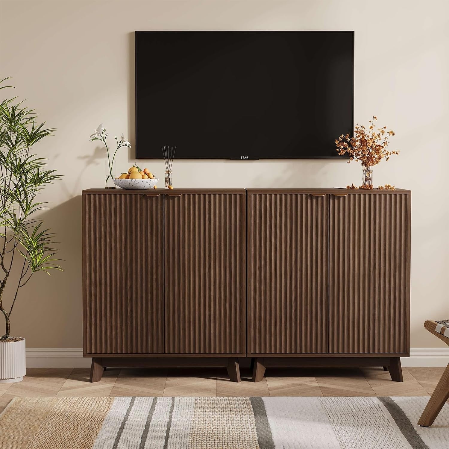 Console finition noyer avec facade cannelee, portes et tablettes ajustables, meuble elegant pour cuisine ou espace de vie
