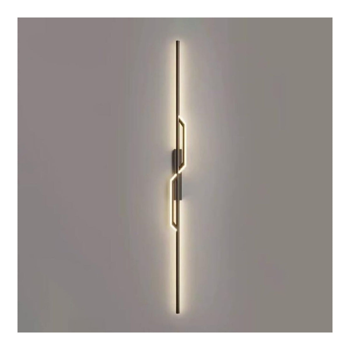 Luminaire Noir et Dore a silhouette graphique de type applique murale