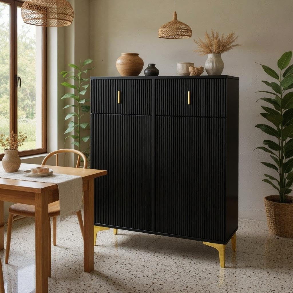 Meuble bas noir avec tiroirs et portes texturees, rangement contemporain pour salon et espace repas