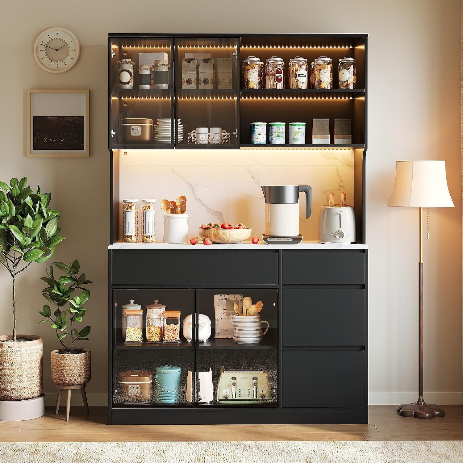 Vitrine haute noir et blanc avec panneaux en verre, eclairage LED integre et structure MDF pour rangement elegant
