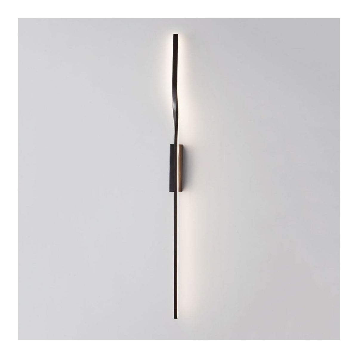 Solution lumineuse Noir et Blanc au dessin sobre en format applique murale 24 W